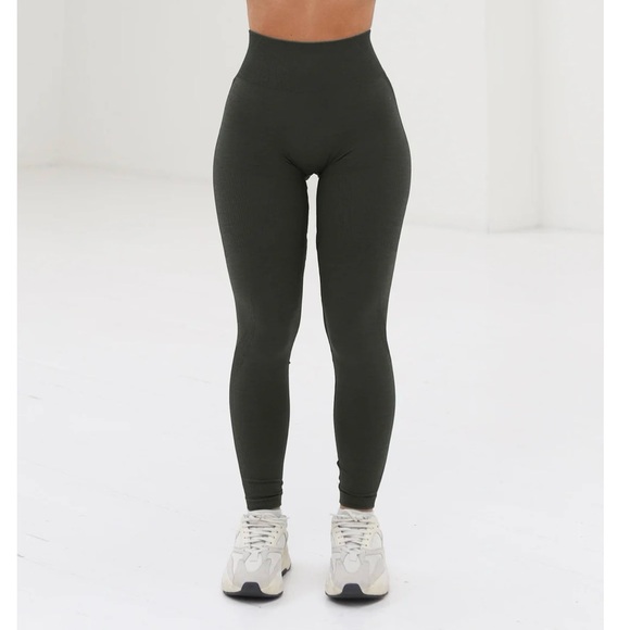 Lazuli Label Scrunch Seamless Contour Legging - Picture 4 of 5